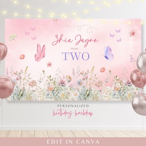 Op de afbeelding: Een roze en witte bloemenachtergrond voor een verjaardag met vlinders en de tekst "Zhia Jayne wordt TWEE" en "Gepersonaliseerde verjaardagsachtergrond". De achtergrond is versierd met roze, witte en paarse bloemen en vlinders. De tekst is in wit lettertype. De achtergrond is perfect voor een verjaardagsfeestje.