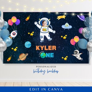 Peut inclure: Une toile de fond d'anniversaire personnalisée bleue et noire sur le thème de l'espace. Elle présente une photo d'enfant en combinaison d'astronaute, des planètes, des étoiles et le texte "KYLER A 1 AN".