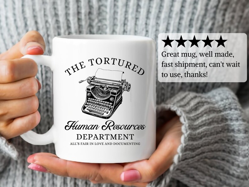 K&ouml;nnte beinhalten: Wei&szlig;e Keramik-Kaffeetasse mit einer Schwarzwei&szlig;-Illustration einer Vintage-Schreibmaschine mit dem Text "The Tortured Human Resources Department All's Fair in Love and Documenting".