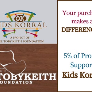 K&ouml;nnte beinhalten: Ein farbenfrohes Logo f&uuml;r Kids Korral, ein Projekt der Toby Keith Foundation. Das Logo zeigt einen stilisierten Holzkorral mit den Buchstaben "OK" in der Mitte. Der Text "Kids Korral" ist in fetter Schrift unter dem Korral geschrieben. Der Text "A Project of The Toby Keith Foundation" ist in kleinerer Schrift unter dem Logo geschrieben. Das Logo ist vor einem hellgrauen Hintergrund platziert. Das Bild zeigt auch einen braunen Holzhintergrund mit einem stilisierten Cowboyhut und dem Text "The Toby Keith Foundation" in Wei&szlig;.