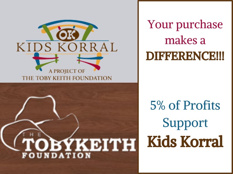K&ouml;nnte beinhalten: Ein farbenfrohes Logo f&uuml;r Kids Korral, ein Projekt der Toby Keith Foundation. Das Logo zeigt einen stilisierten Holzkorral mit den Buchstaben "OK" in der Mitte. Der Text "Kids Korral" ist in fetter Schrift unter dem Korral geschrieben. Der Text "A Project of The Toby Keith Foundation" ist in kleinerer Schrift unter dem Logo geschrieben. Das Logo ist vor einem hellgrauen Hintergrund platziert. Das Bild zeigt auch einen braunen Holzhintergrund mit einem stilisierten Cowboyhut und dem Text "The Toby Keith Foundation" in Wei&szlig;.