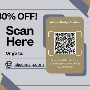 K&ouml;nnte beinhalten: Eine Grafik in Tan und Grau mit einem QR-Code und dem Text "Alisons Design Studios". Der Text "30% OFF! Scan Here" befindet sich oben auf der Grafik. Der Text "Or go to: alisonsvip.com" befindet sich unten auf der Grafik. Der Text "Scan this QR code for a 30% discount when joining my VIP group!" befindet sich unter dem QR-Code.