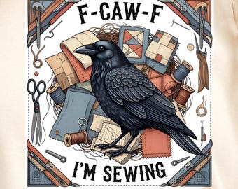 ¡Qué risa! ¡Estoy cosiendo un cuervo! Diseño divertido de costura de cuervo. Regalo de costurera. Humor sobre acolchado. Manualidades para amantes de las aves. PNG para camisetas y tazas.