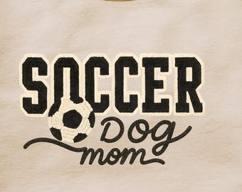 Mamá de perro futbolista PNG – Diseño de sublimación de bordado universitario para mamás deportistas y amantes de las mascotas – Clipart del día del juego para camisetas y vasos