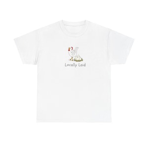 Ponte localement, jeu de mots sur des œufs frais, œufs pondus localement, végétalien, humour fermier, pour lui, pour elle, t-shirt unisexe en coton épais