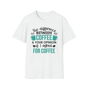 Könnte beinhalten: Weißes T-Shirt mit einer schwarzen und türkisfarbenen Grafik, auf der "The difference between coffee & your opinion is I asked for coffee" steht.