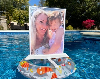 Foto personalizada de alguien o algo que amas para exhibir en tu piscina. Un flotador de natación de 20" con foto montada.