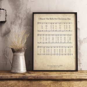 Puede incluir: Una partitura musical imprimible de estilo vintage para el villancico navideño "I Heard The Bells On Christmas Day". La partitura está impresa en papel color crema con tinta negra. El título de la canción está impreso en la parte superior de la partitura. La letra es de Henry Wadsworth Longfellow y la música es de John B. Calkin.