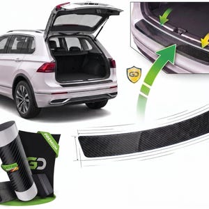 Puede incluir: Se muestra un protector de parachoques de coche de fibra de carbono negra, junto con un SUV blanco con el maletero abierto. El protector está en un rollo y también instalado en el coche. El producto está etiquetado como "Premium".
