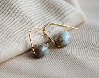 Minimalist earrings in laminated gold and semi-precious stones, Agathe dragon skin