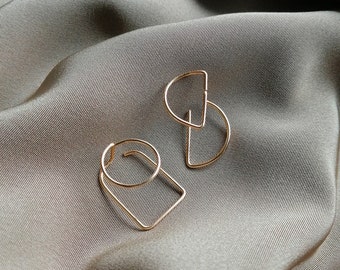 Asymmetrical and geometric 3D earrings in laminated gold