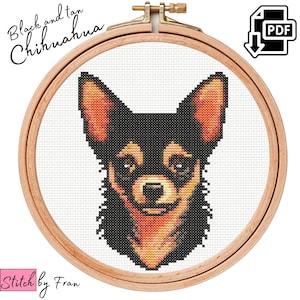以下が含まれることがあります： 茶色の目をした黒と茶色のチワワのクロスステッチパターン。パターンは木製の刺繍枠に入っています。