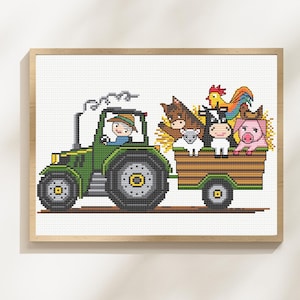 Può includere: Opera d'arte a punto croce di un trattore verde guidato da una persona con un cappello. Il trattore traina un rimorchio di legno pieno di animali della fattoria, tra cui un cavallo, una pecora, una mucca, un maiale e un gallo. L'opera è incorniciata.