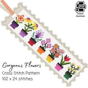 Puede incluir: Un marcapáginas con patrón de punto de cruz con flores de colores en macetas. El diseño incluye el texto "Gorgeous Flowers" y "Cross Stitch Pattern". El marcapáginas tiene 102 x 24 puntadas y un icono de descarga PDF.