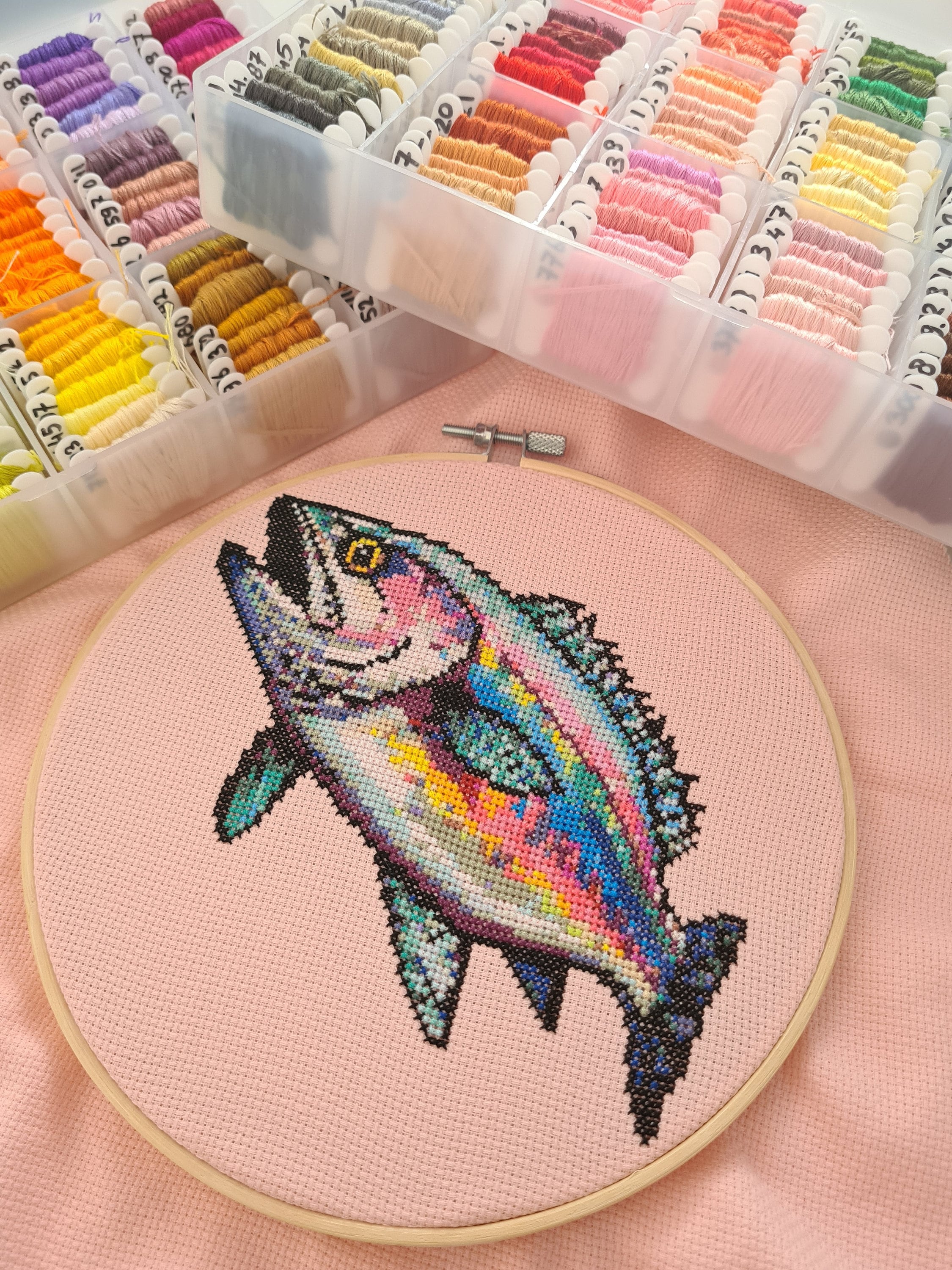 カラフルな魚のクロスステッチパターン、マルチカラーの海の動物の刺繍