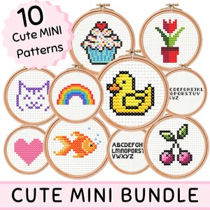 Op de afbeelding: Een verzameling van tien mini-kruissteekpatronen weergegeven in houten hoepels. Ontwerpen omvatten een cupcake, een kat, een regenboog, een eend, een hart, een goudvis, een tulp, kersen en het alfabet. De tekst luidt "10 Cute MINI Patterns" en "CUTE MINI BUNDLE".
