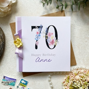 70er Jahre Geburtstagskarte für Sie. Personalisiert mit großen Zahlen. 3D Blumen und Schleifen Dekoration. Lavendel und Gelb perfekt für Oma oder Mama