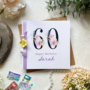 60. Geburtstagskarte | Personalisiert | Große Zahlen mit Blumen | Band & Schleife | Lavendel und Gelb | Weiblicher Name | Alles Gute zum Geburtstag