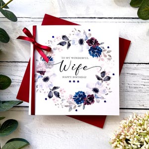 Frau-Geburtstags-Karte. Schöne handgemachte Karte für Frau. Individualisierbares Alter. Hübsches Design in Navy und Burgunderrot mit einer Schleife und Perlen.