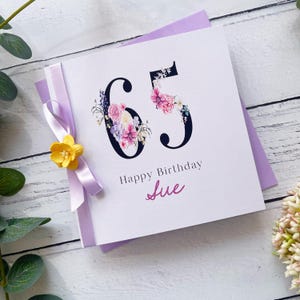 65. Geburtstagskarte | Personalisiert | Große Zahlen mit Blumen | Band & Schleife | Lavendel und Gelb | Weiblicher Name | Alles Gute zum Geburtstag