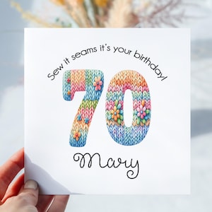 70er Geburtstag Karte mit Strick Wortspiel. Geburtstagskarte für Sie. Häkeln Nähen Thema Geburtstagsgeschenk. Witzige Karte zum 70er Geburtstag. Personalisiert