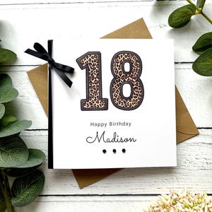 Karte zum 18. Geburtstag für Frau | Personalisiert | Große Funky Leopard Print Zahlen | Für Ihre Tochter Schwester Freund Bestie | Schleife & Gems