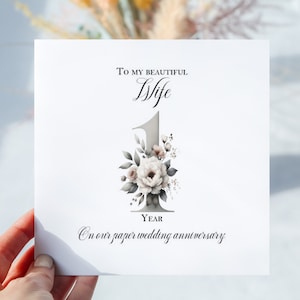 Carte du 1er anniversaire de mariage. Anniversaire de papier. Épouse ou mari. Intérieur vide ou message. Joli design simple comprenant une enveloppe kraft.