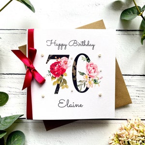 70er Geburtstagskarte | Personalisiert | Große Zahlen mit Blumen | Band & Schleife | Rot und Pink | Weiblicher Name | Alles Gute zum Geburtstag | Perlen