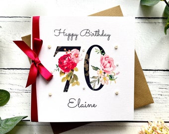 70er Geburtstagskarte | Personalisiert | Große Zahlen mit Blumen | Band & Schleife | Rot und Pink | Weiblicher Name | Alles Gute zum Geburtstag | Perlen