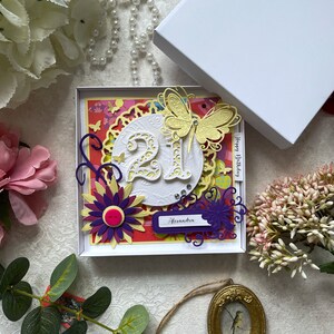 Personalisierte handgemachte 21. Geburtstagskarte. Heller Retrostil mit Schmetterlingen und Blumen. Geburtstagskarte für Tochter, Schwester, Enkelin
