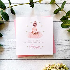 Ballerina Geburtstagskarte für Tochter, Nichte oder Enkelin. Ballerina Design. Personalisiert mit Alter, Name und Beziehung. Rosa Umschlag