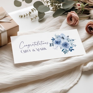 Geldbörse als Geldgeschenk zur Hochzeit. Personalisiert auf der Vorder- und Innenseite. Geld-Umschlag, Gutscheinbörse. Schlichtes Taubenblaues Blumenmuster.