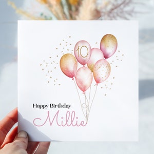 Carte d'anniversaire de filles. Joli design ballon avec nom et âge. Personnalisé. Nom des destinataires. Blanc à l'intérieur. Comprend une enveloppe kraft. Tout âge.