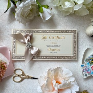 Handgefertigter Geschenkgutschein, Geschenkkarte, Ticket, Gutschein. Personalisiert mit den Ereignisdetails. Präsentiert in einer Geschenkbox. Silber oder Champagner