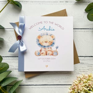 Nouvelle carte de bébé garçon dans un joli motif lion vintage, personnalisée avec le nom du bébé, la date et l'heure de naissance. Faire-part de naissance d'un lion