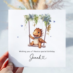 Geburtstagskarte für Junge, T-Rex Dinosaurier Design. Personalisierter Name. Innen leer. Inklusive Kraftpapier-Umschlag. Sohn Enkel. Dinosaurier-Liebhaber-Karte