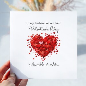 Première carte de Saint-Valentin pour un couple marié. Mari et femme couples de même sexe. Style simple coeur rouge. Carte de voeux. Enveloppe kraft.