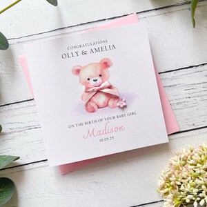Neue Baby Mädchen Karte, niedliches Teddybär-Design, personalisierte Namen der Eltern, Name des Babys und Geburtsdatum. Hand fertige mit einem Bogen & Blume