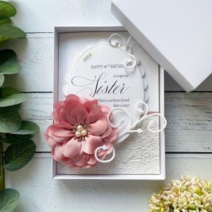 Schöne Schwester Geburtstagskarte. Spezielle Boxkarte, handgefertigt und personalisiert. Blumen Design in Altrosa. Alter anpassbar.