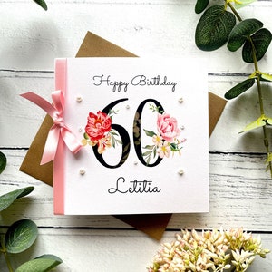 60. Geburtstagskarte | Personalisiert | Große Zahlen mit Blumen | Band & Schleife | Rosa | Weiblicher Name | Alles Gute zum Geburtstag | Perlen