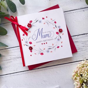 Mama Geburtstagskarte. Hübsche Blumenkarte zum Geburtstag für Mama, Mama oder Mama. Handgefertigtes besonderes Geschenk mit Papierblumen, hübsches rotes Blumendesign.