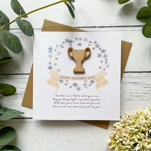 Vatertagskarte. Number 1 Dad, Trophy Karte, mit Gedicht. Für Papa, Papi, Stiefvater oder Opa. Innen personalisiert. Handarbeit.