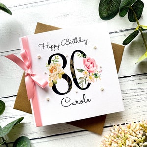 80er Geburtstagskarte für Sie. Wunderschöne handgemachte Geburtstagskarte für eine besondere Dame. Passend für Mama, Oma, Tante. Personalisiert mit Name & Alter.