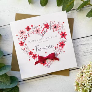 Valentinstagskarte für Verlobte. Wunderschönes Blumenmuster mit Schleife und Edelsteinen handgefertigt. Fröhliches Valentinstag Geschenk. Personalisiert