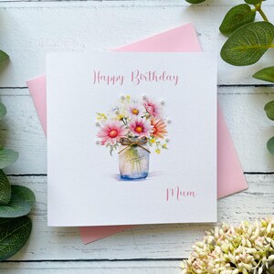 Karte zum Geburtstag für Sie. Eine hübsche handgemachte Karte, die mit dem Namen des Empfängers personalisiert ist. Blumenmuster, mit Perlen veredelt. Perfekt für Mama.