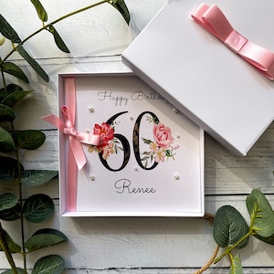 60e anniversaire dans une boîte| Personnalisé | Grands chiffres avec des fleurs | Ruban et noeud | Rose | Prénom féminin | Joyeux anniversaire | Perles