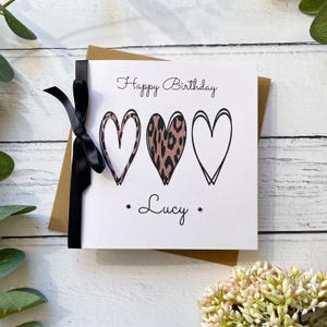 Funky Geburtstagskarte für Sie | Personalisiert | Leopard Print Herzen | Schwarze Edelsteine | Band & Schleife | Schwarz und Braun | Empfänger Name | Frauen