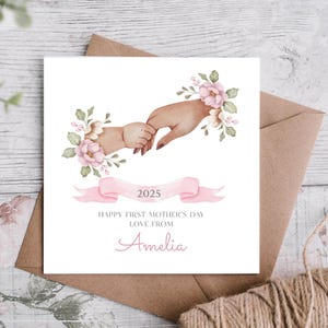 Première carte de fête des mères pour une nouvelle maman. Belle conception de mains de mère et d'enfant. Personnalisé. Le cadeau parfait pour la fête des mères