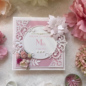Nouvelle carte bébé fille. Magnifiquement fait main pour une nouvelle arrivée spéciale. Bienvenue dans le monde. Design délicat rose et blanc. En boîte.