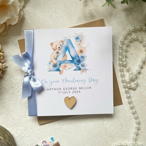 Taufkarte | Personalisiert | Baby-Bär Thema | Band & Schleife | Blau | Monogramm | Handgemachtes Andenken | Blumen | Junge
